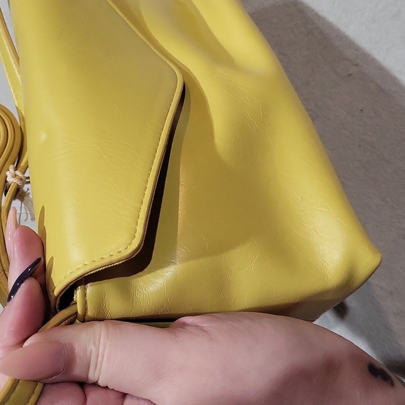 Universal Thread Yellow Crossbody Bag - Picture 14 of 14